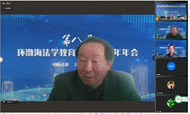 电脑屏幕前的男人描述已自动生成